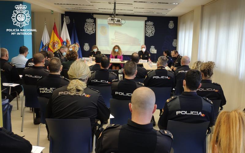 La Jefatura Superior de Policía de Cantabria  forma a sus agentes en la lucha contra los delitos de odio