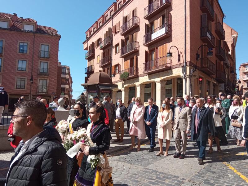 La delegada del Gobierno asiste a la procesión de la Veguilla y a la tradicional petición del toro enmaromado, acompañada por el subdelegado en Zamora, Ángel Blanco