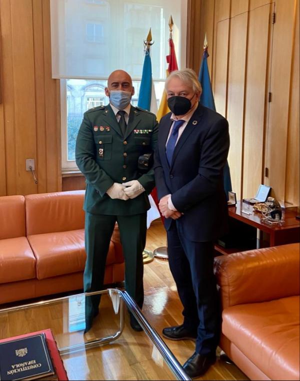 El subdelegado del Gobierno da la bienvenida al nuevo comandante segundo jefe de la  Comandancia de la Guardia Civil de Ourense