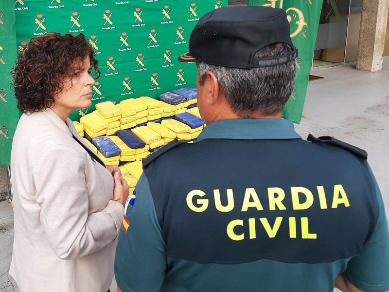 María Rivas destaca el trabajo y la diligencia de la Guardia Civil en el decomiso efectuado en el puerto de A Coruña, que ha permitido retirar de la circulación más de 800 kilos de cocaína 
 