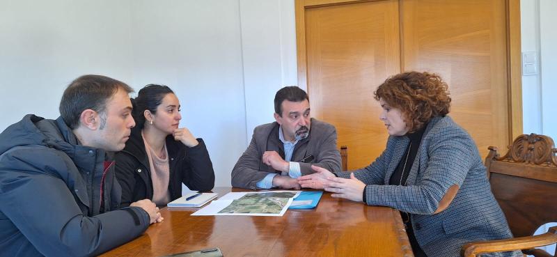María Rivas mantiene un encuentro con el alcalde de Mesía para analizar las actuaciones del Gobierno en su municipio