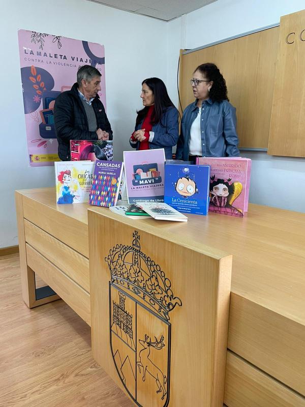 Isabel Rodríguez fomenta la lectura de libros feministas en Cervantes con la entrega de la “MAVI: la maleta viajera”
