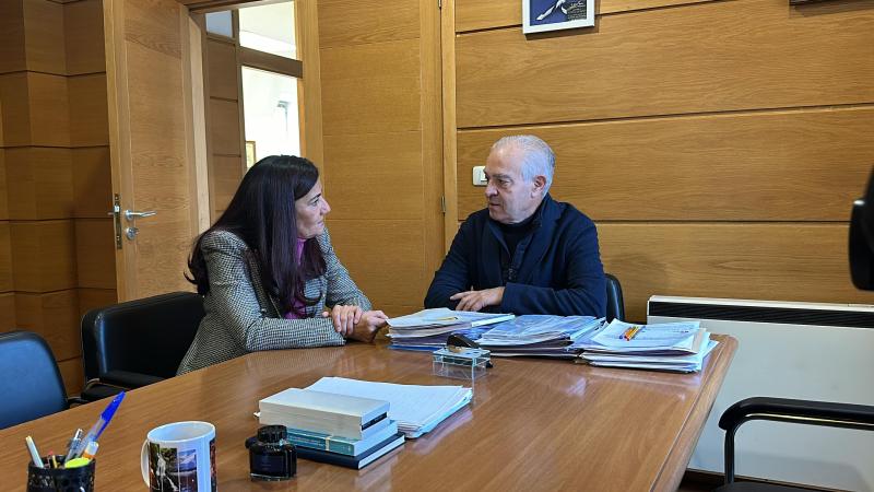 Isabel Rodríguez mantiene un primer encuentro con el nuevo alcalde de Quiroga y lo informa de las actuaciones del Gobierno en el municipio