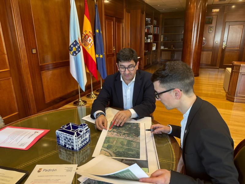 Pedro Blanco repasa con el alcalde de Padrón las inversiones del Gobierno en el Ayuntamiento, que superan los 7 millones de euros 
