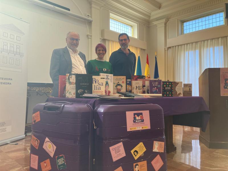 Abel Losada entrega la maleta viajera contra la violencia de género al alcalde de Pazos de Borbén
