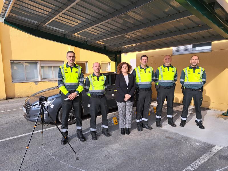 María Rivas conoce el nuevo equipo de reconstrucción de accidentes de tráfico de la Guardia Civil que ya presta servicio en las carreteras de la provincia de A Coruña