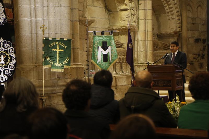 El delegado del Gobierno, Pedro Blanco, puso en valor la tradición compostelana de la Semana Santa desde la ceremonia de su pregón