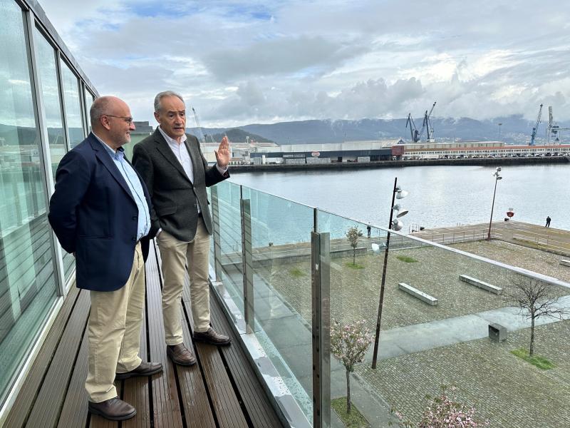Abel Losada visita el Puerto de Marín y se reúne con el presidente José Benito Suárez Costa
