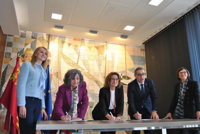 Teresa Ribera y Fernando López Miras firman un acuerdo por el Mar Menor