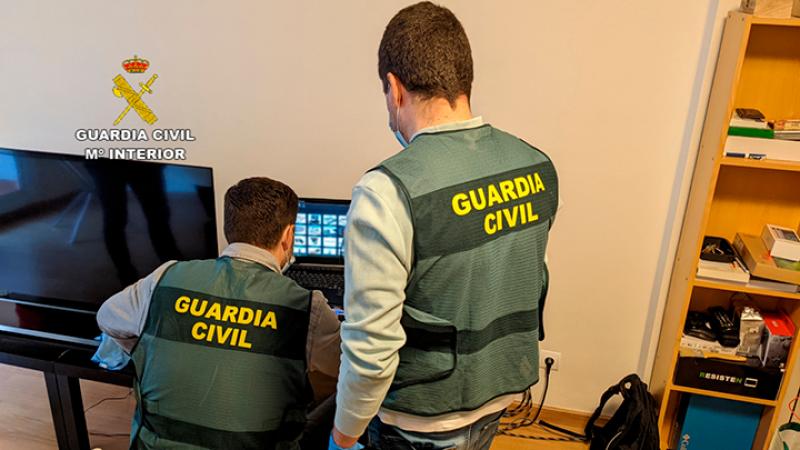La Guardia Civil de Bizkaia detiene a un corruptor de menores que distribuía pornografía infantil a través de una conocida red social 